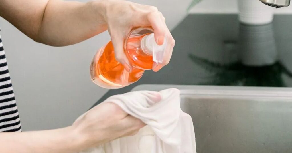 Using Cold Water to Rinse Tomato Sauce Stains